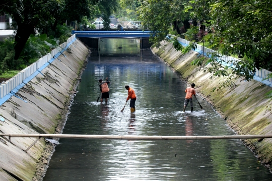 Cegah banjir, Kali Gresik Menteng dibersihkan