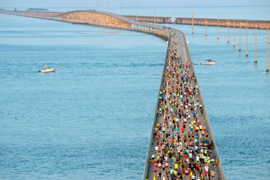 1.500 Pelari bersaing dalam maraton melintasi 42 jembatan di Florida