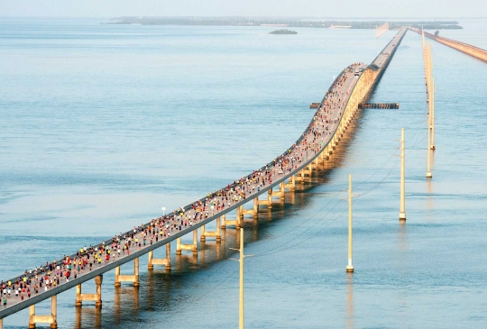 1.500 Pelari bersaing dalam maraton melintasi 42 jembatan di Florida