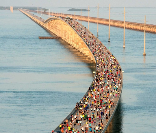 1.500 Pelari bersaing dalam maraton melintasi 42 jembatan di Florida