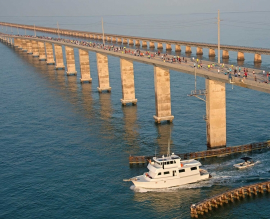 1.500 Pelari bersaing dalam maraton melintasi 42 jembatan di Florida