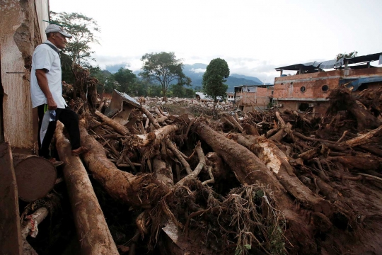 Batang pepohonan bergelimpangan usai banjir bandang menyapu Kolombia