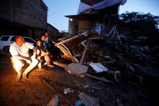 Batang pepohonan bergelimpangan usai banjir bandang menyapu Kolombia