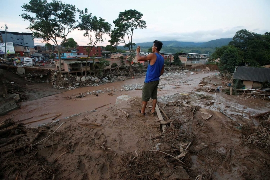 Batang pepohonan bergelimpangan usai banjir bandang menyapu Kolombia