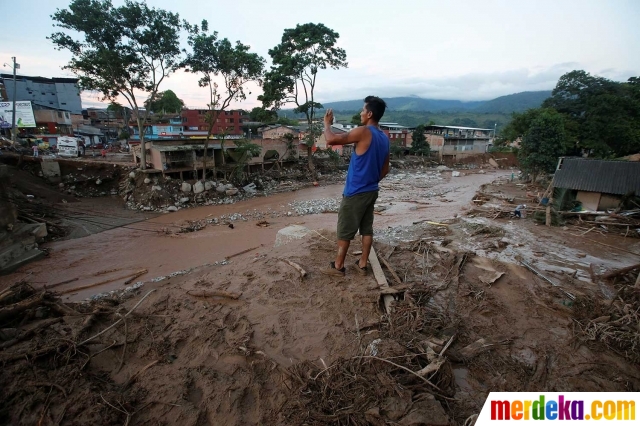 Foto : Batang pepohonan bergelimpangan usai banjir bandang 