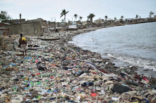 Begini joroknya pantai di Haiti yang penuh sampah