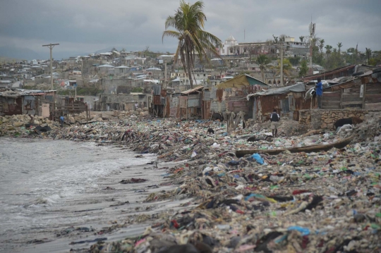Begini joroknya pantai di Haiti yang penuh sampah