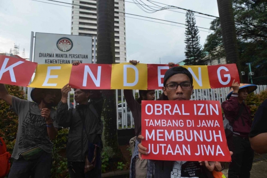 Tolak pabrik semen Kendeng, aktivis geruduk Kementerian BUMN