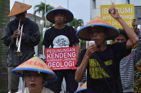 Tolak pabrik semen Kendeng, aktivis geruduk Kementerian BUMN