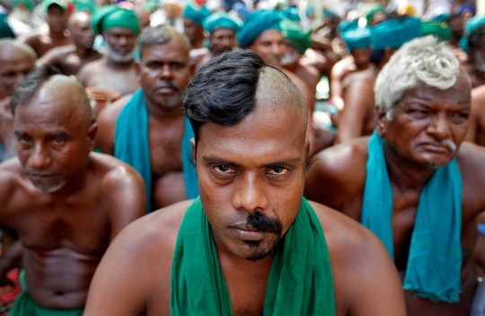 Unik, petani India sampai rela tampil begini saat menggelar protes
