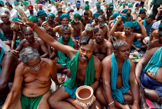 Unik, petani India sampai rela tampil begini saat menggelar protes