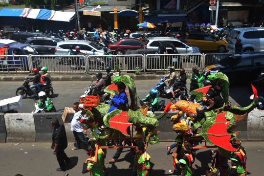 Senangnya anak diarak naik boneka naga usai khitan