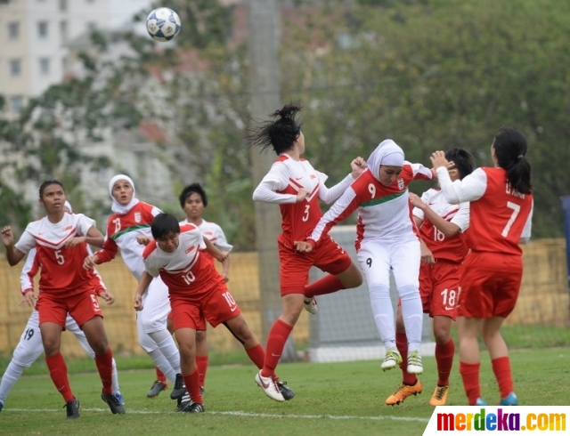 Foto : Kebolehan pesepakbola berhijab di kualifikasi Piala Asia 2018 merdeka.com Foto : Kebolehan pesepakbola berhijab di kualifikasi Piala Asia 2018 merdeka.com