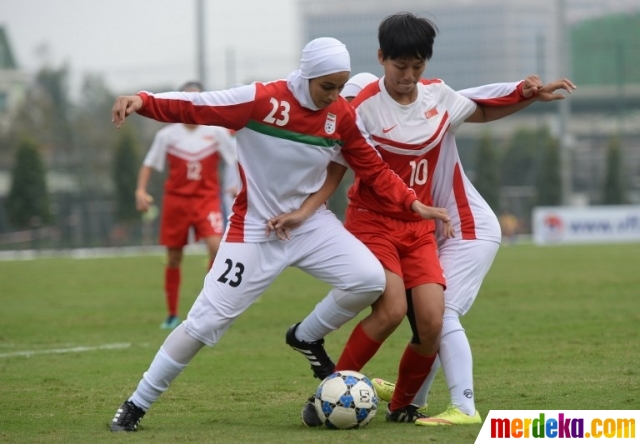 Foto : Kebolehan pesepakbola berhijab di kualifikasi Piala Asia 2018 merdeka.com Foto : Kebolehan pesepakbola berhijab di kualifikasi Piala Asia 2018 merdeka.com