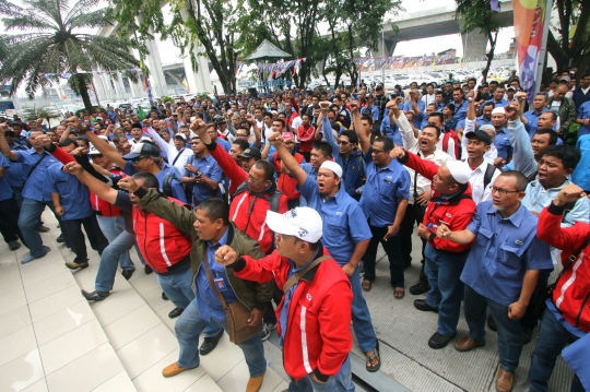 Aksi ribuan buruh JICT segel ruang direksi