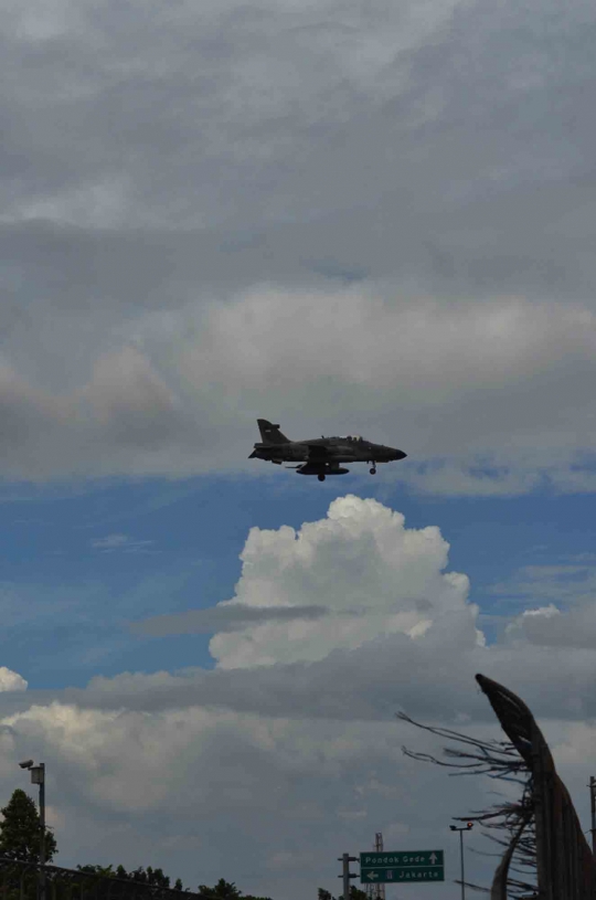 Manuver jet tempur TNI AU hiasi langit Ibu Kota