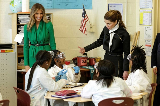 Ratu Yordania & Melania Trump keliling ke sekolah calon ilmuwan