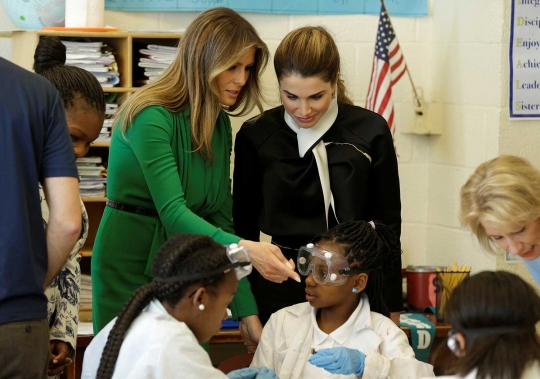 Ratu Yordania & Melania Trump keliling ke sekolah calon ilmuwan