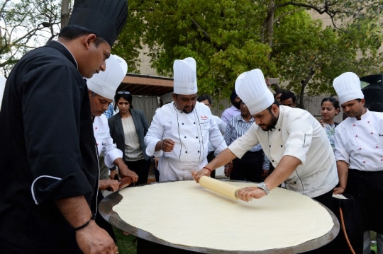 Melihat roti goreng raksasa di India