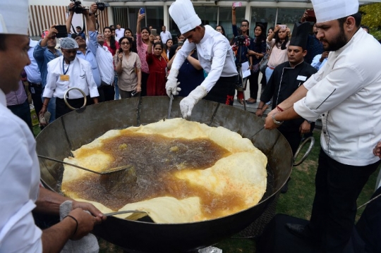 Melihat roti goreng raksasa di India