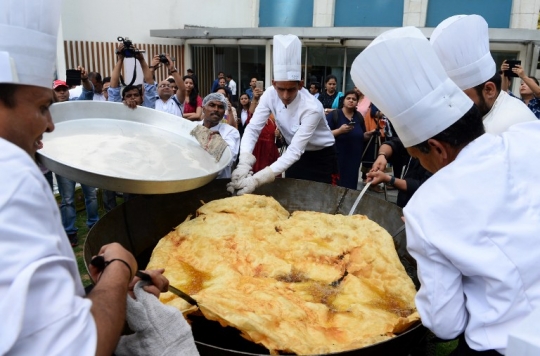 Melihat roti goreng raksasa di India