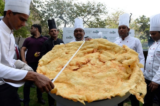 Melihat roti goreng raksasa di India