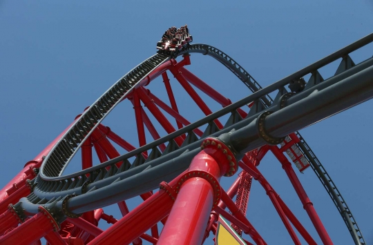 Menantang adrenalin dengan roller coaster Ferrari tercepat di Eropa