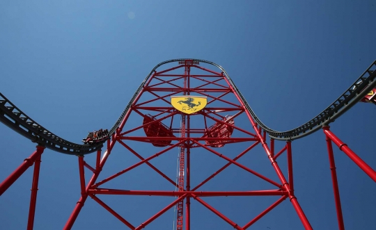 Menantang adrenalin dengan roller coaster Ferrari tercepat di Eropa