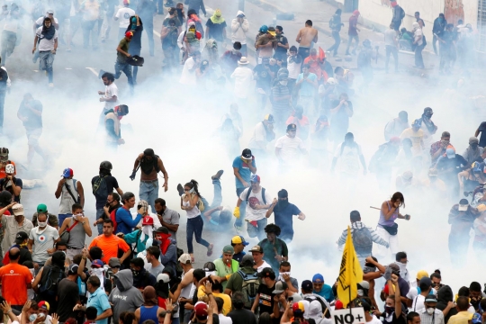 Bentrokan panas demonstran anti-Maduro dan polisi di Venezuela