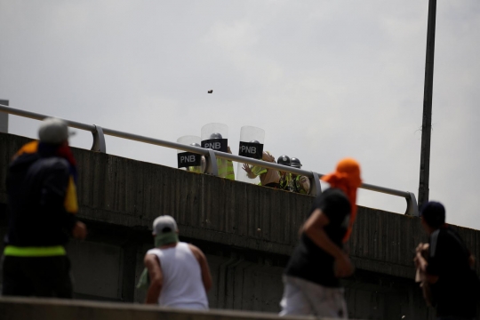 Bentrokan panas demonstran anti-Maduro dan polisi di Venezuela