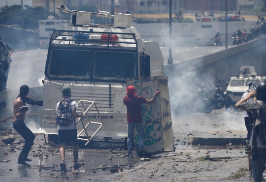 Bentrokan panas demonstran anti-Maduro dan polisi di Venezuela