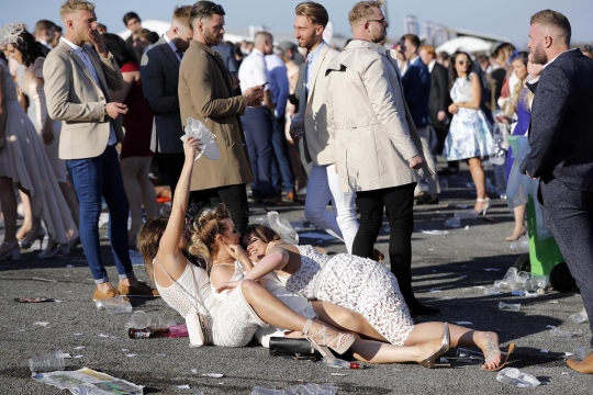 Kelakuan wanita Inggris mabuk-mabukan saat nonton pacuan kuda