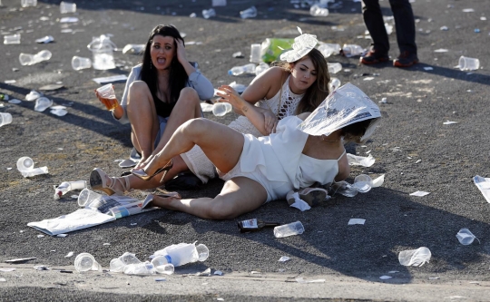 Kelakuan wanita Inggris mabuk-mabukan saat nonton pacuan kuda