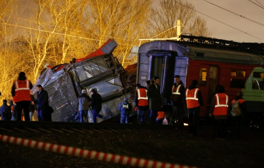 Tabrakan hebat kereta di Rusia, gerbong terbalik & 20 orang terluka