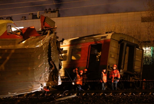 Tabrakan hebat kereta di Rusia, gerbong terbalik & 20 orang terluka