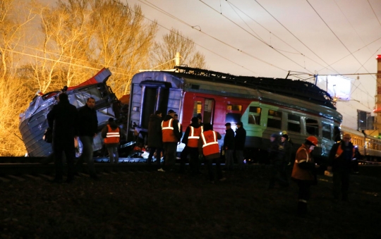 Tabrakan hebat kereta di Rusia, gerbong terbalik & 20 orang terluka