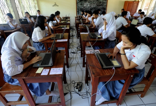 Keseriusan murid SMA mengikuti Ujian Nasional Berbasis Komputer