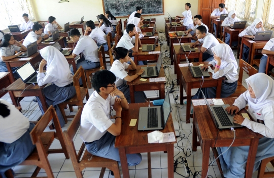 Keseriusan murid SMA mengikuti Ujian Nasional Berbasis Komputer