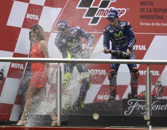 Pesta sampanye Vinales dan Rossi di Podium Argentina