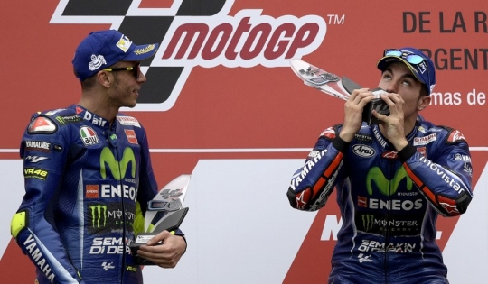 Pesta sampanye Vinales dan Rossi di Podium Argentina