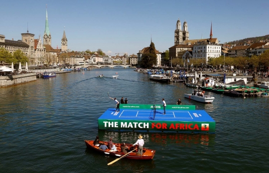 Aksi Federer dan Murray bertanding tenis di atas sungai
