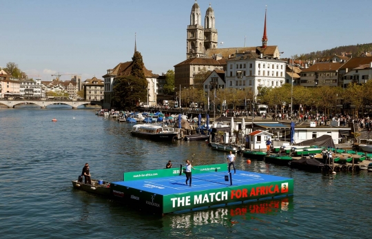 Aksi Federer dan Murray bertanding tenis di atas sungai