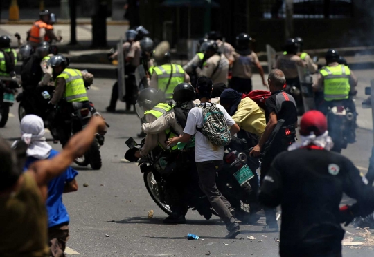 Keberingasan massa demonstran Presiden Maduro sampai keroyok polisi