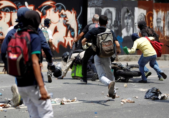 Keberingasan massa demonstran Presiden Maduro sampai keroyok polisi