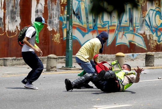 Keberingasan massa demonstran Presiden Maduro sampai keroyok polisi