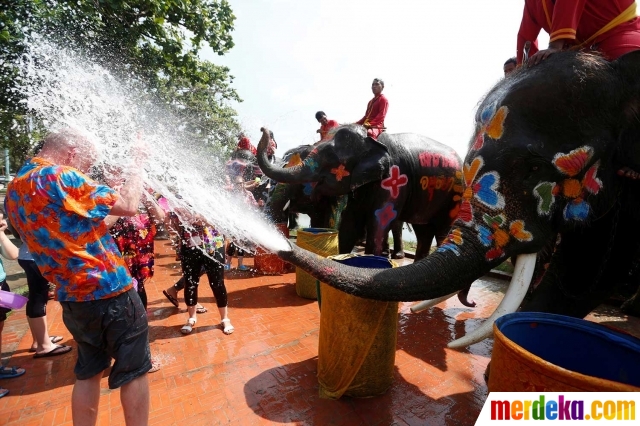 Foto : Serunya berbasah-basahan di Festival Songkran 