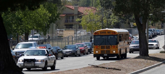 Kecemasan orang tua siswa di tengah penembakan SD California