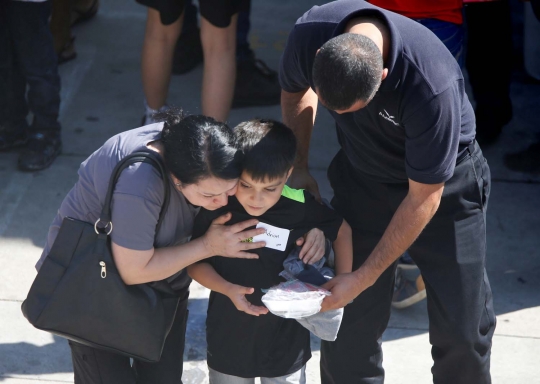 Kecemasan orang tua siswa di tengah penembakan SD California