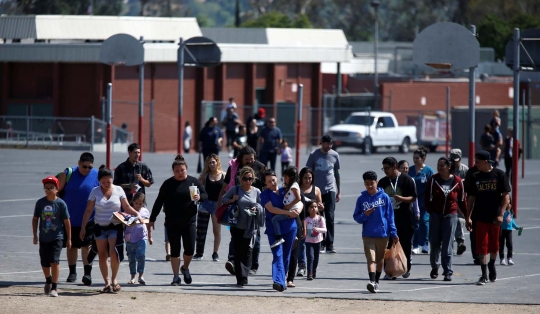 Kecemasan orang tua siswa di tengah penembakan SD California