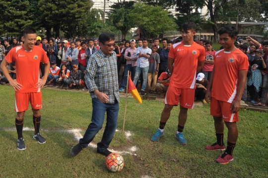 Keakraban Djarot main bola bersama Persija